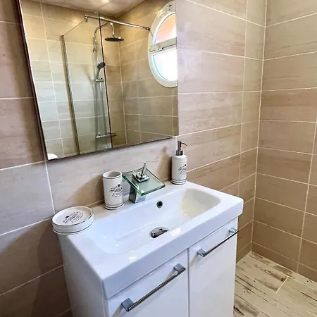 4 Bedroom Townhouse Near The Beach
