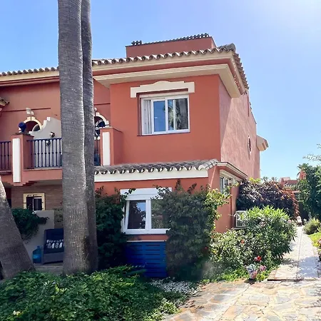 4 Bedroom Townhouse Near The Beach Сasa de vacaciones Estepona