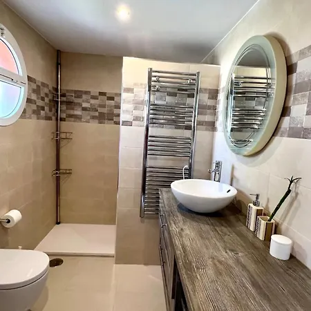 4 Bedroom Townhouse Near The Beach